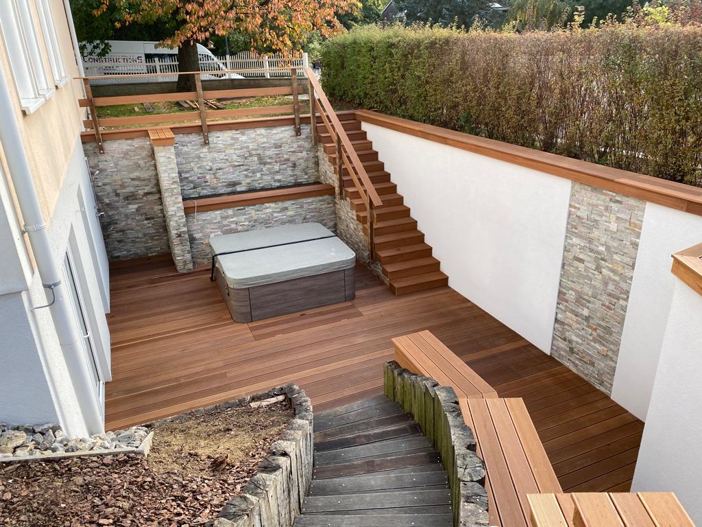 Erholungsplatz_whirlpool_Steinmauer_Holzstiege_Holzterrasse